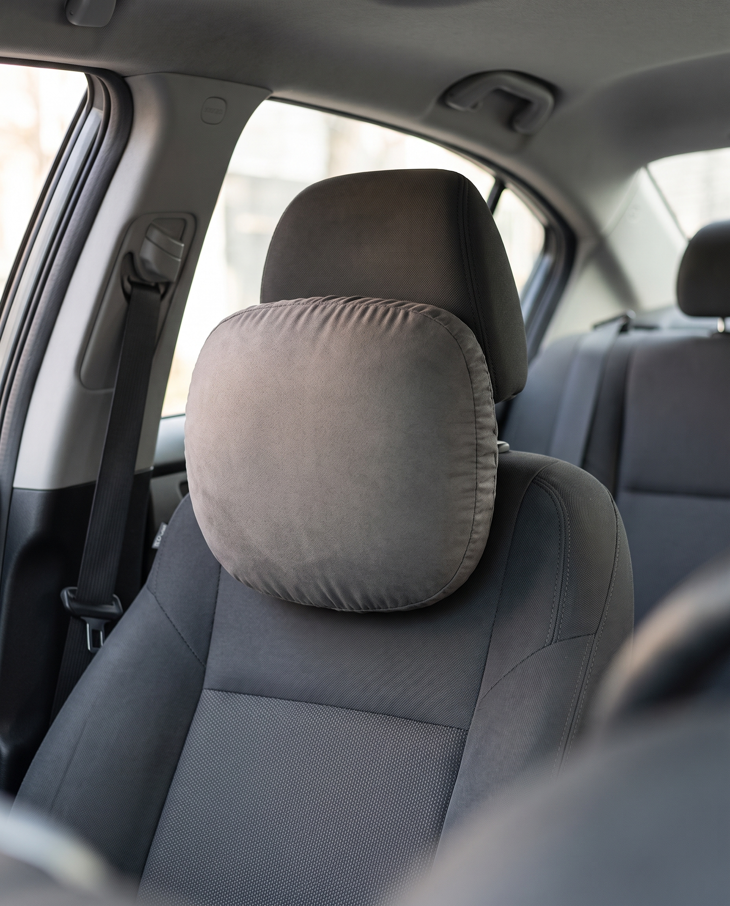 SeatRest hoofdsteunkussen op de hoofdsteun van een autostoel