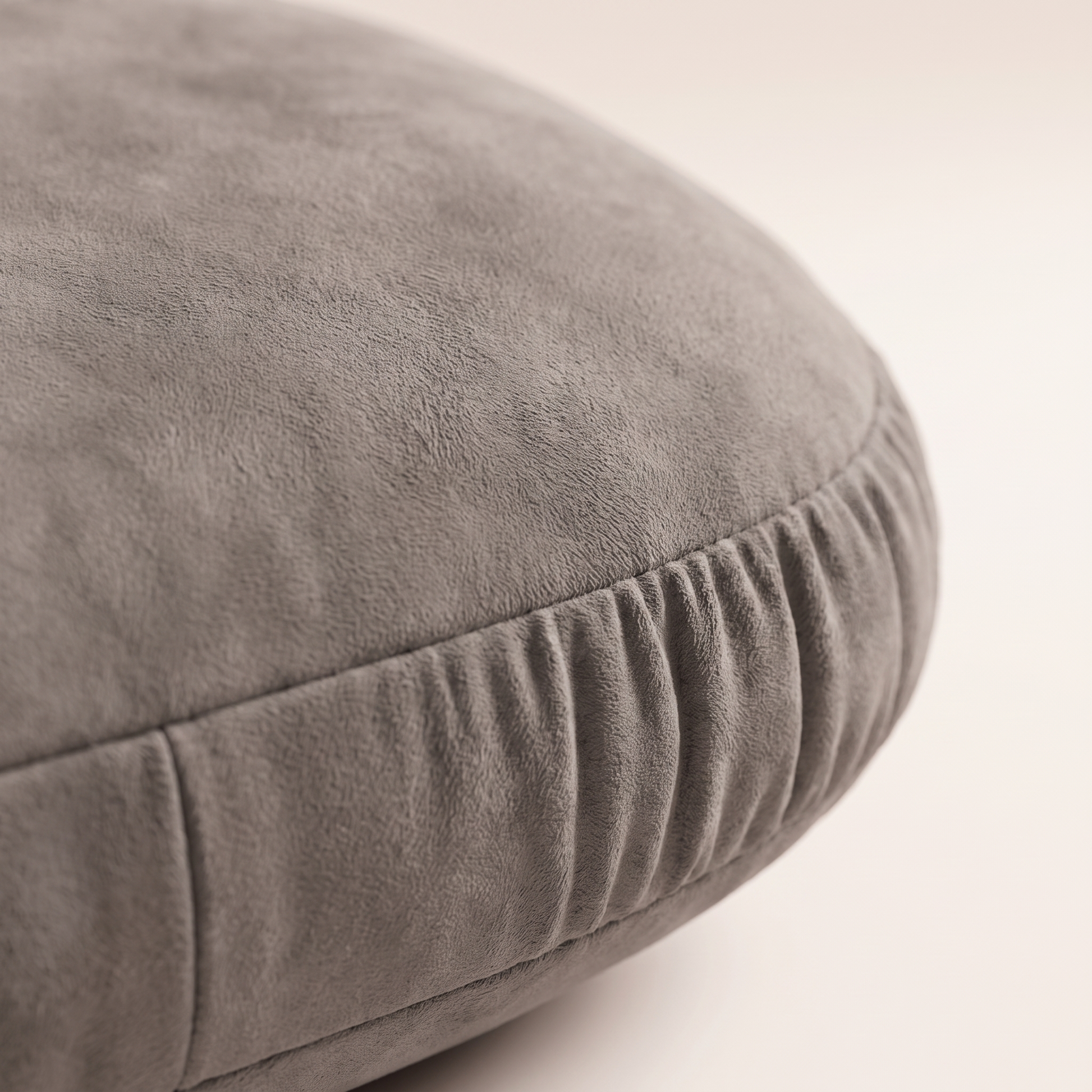Detail van de geplooide naad rond de rand van het SeatRest hoofdsteunkussen